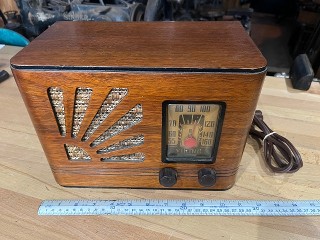 Antique Viking 1939 tube radio