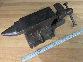 Shields 380A antique 1912 blacksmith anvil vice Shields 380A antique 1912 blacksmith anvil vice