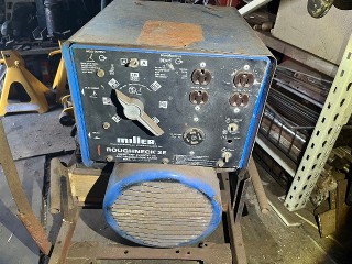 Miller Roughneck 2E Arc Welder Generator, 200 amp, 100 percent duty cycle Miller Roughneck 2E Arc Welder Generator, 200 amp, 100 percent duty cycle