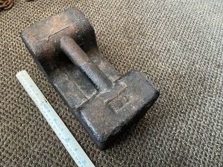 Antique 40 lbs. steel weight with handle, measures 10 x 5 x 4 1/2 high Antique 40 lbs. steel weight with handle, measures 10 x 5 x 4 1/2 high