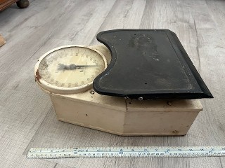 1933 Hanson Petite heavy duty scale, capacity 250 lbs. 1933 Hanson Petite heavy duty scale, capacity 250 lbs.