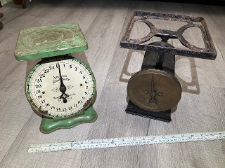 Antique 1899 Hanson Bros. Chicago U.S. family kitchen scale, patented Feb. 8 1898, Oct. 25 1898, Sept. 5 1899, weighs up to 20 lb; it has a brass front with a cast iron top, and American Family kitchen scale, pastel green Antique 1899 Hanson Bros. Chicago U.S. family kitchen scale, patented Feb. 8 1898, Oct. 25 1898, Sept. 5 1899, weighs up to 20 lb; it has a brass front with a cast iron top, and American Family kitchen scale, pastel green