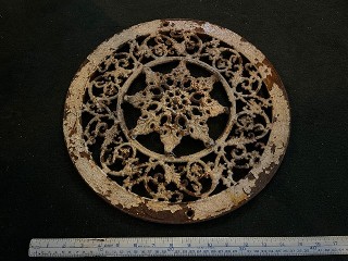 Antique Victorian snowflake ceiling cast iron grate, 15 1/4 inch diameter. Antique Victorian snowflake ceiling cast iron grate, 15 1/4 inch diameter.