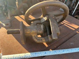Antique right angle beveled gears with 10-inch handwheel and acme threaded shaft, weighs about 20 lbs. Antique right angle beveled gears with 10-inch handwheel and acme threaded shaft, weighs about 20 lbs.