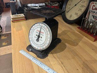 Antique 1920's Eveready Kitchen Scale, 24lbs. capacity. Antique 1920's Eveready Kitchen Scale, 24lbs. capacity.