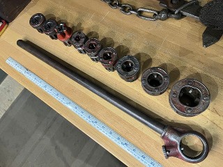 Ridgid 00-R ratchet head with 1, 3/4, 1/2, 3/8, 1/4, 1/8, NPT dies and 00-RB 3/8-16, 7/16-14, 5/16-18 bolt dies. Ridgid 00-R ratchet head with 1, 3/4, 1/2, 3/8, 1/4, 1/8, NPT dies and 00-RB 3/8-16, 7/16-14, 5/16-18 bolt dies.