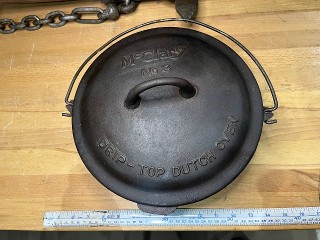 Antique McClary No. 8 Dutch Oven Antique McClary No. 8 Dutch Oven