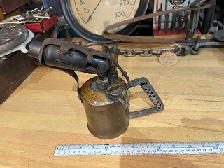 Vintage Companion Brand, made in Australia by authority of Max Sievert Sweden Gas blowtorch. Vintage Companion Brand, made in Australia by authority of Max Sievert Sweden Gas blowtorch.