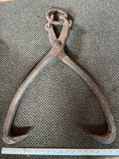 Antique heavy duty skidding tongs for 6 to 21-inch diameter logs, it weighs about 20 lbs. Antique heavy duty skidding tongs for 6 to 21-inch diameter logs, it weighs about 20 lbs.
