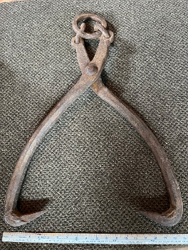 Antique heavy duty skidding tongs for 6 to 21-inch diameter logs, it weighs about 20 lbs.